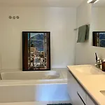 아파트 Boho Chic With 125sqm, 2 Bedroom 2 Baths With 36sqm Dual Terraces With Parking And 10 Min To 취리히